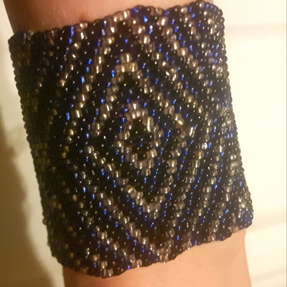 💙 Trippy Ripple Glass Beaded Bracelet - Picture 8 of 10